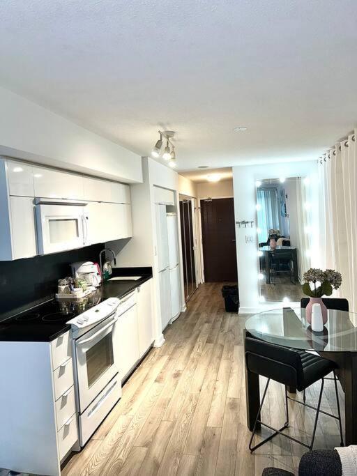 Luxurious Condo In The Center Of Downtown Toronto Exteriör bild