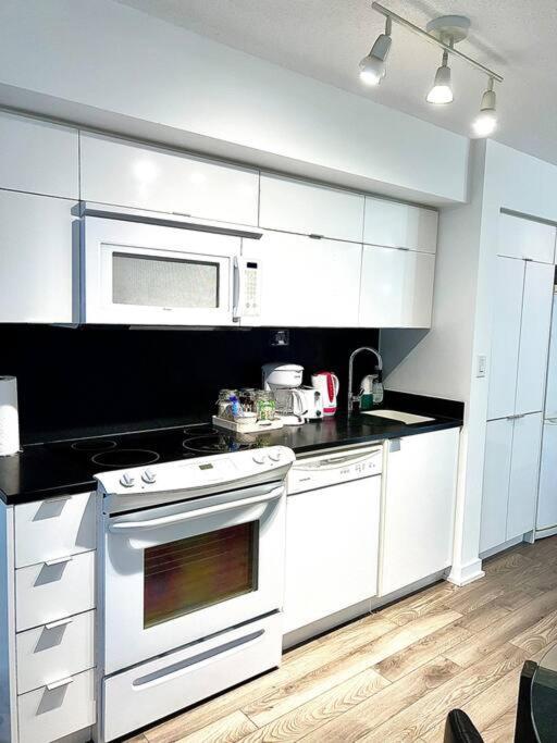 Luxurious Condo In The Center Of Downtown Toronto Exteriör bild