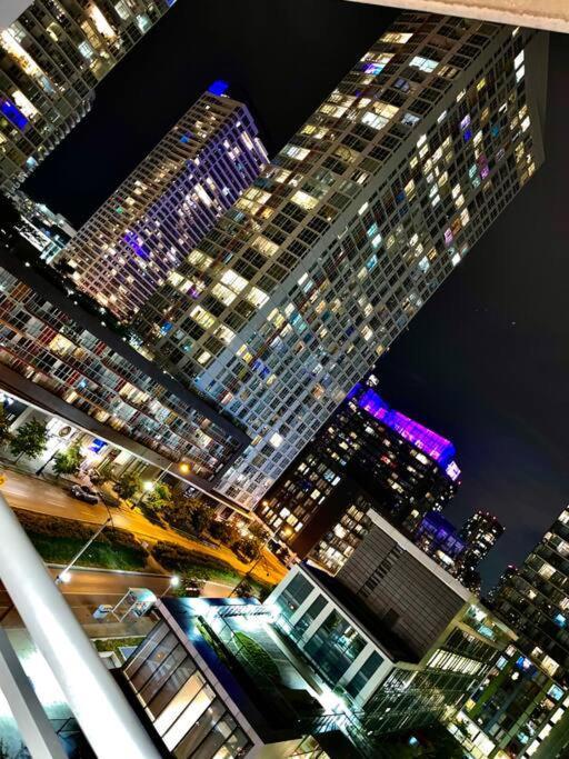 Luxurious Condo In The Center Of Downtown Toronto Exteriör bild